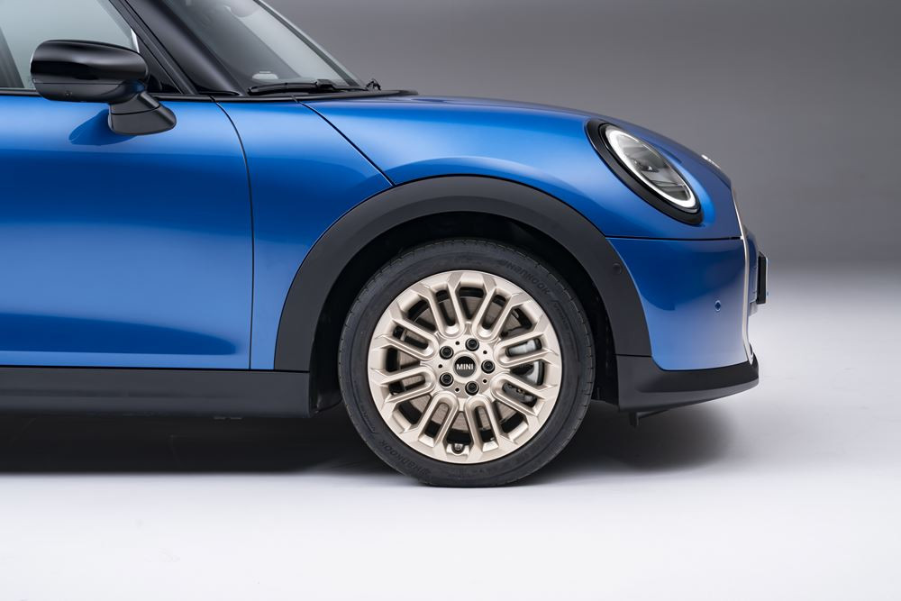 La Mini Cooper cinq portes permet une accessibilité aux places arrière plus aisée