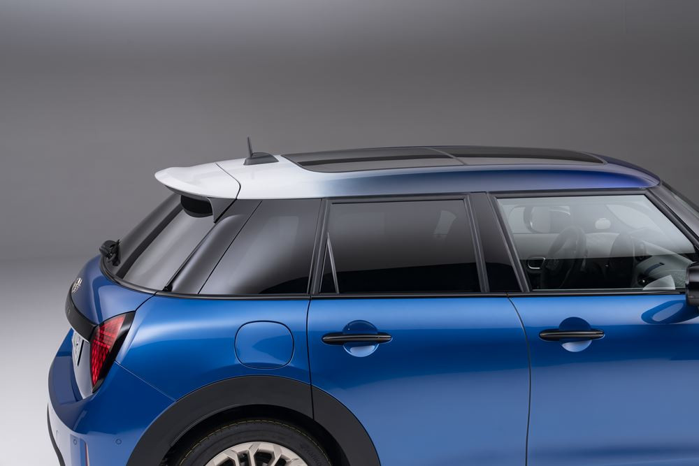 La Mini Cooper cinq portes permet une accessibilité aux places arrière plus aisée