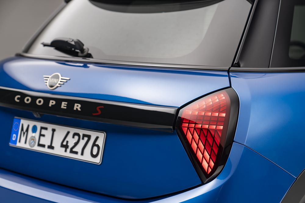 La Mini Cooper cinq portes permet une accessibilité aux places arrière plus aisée