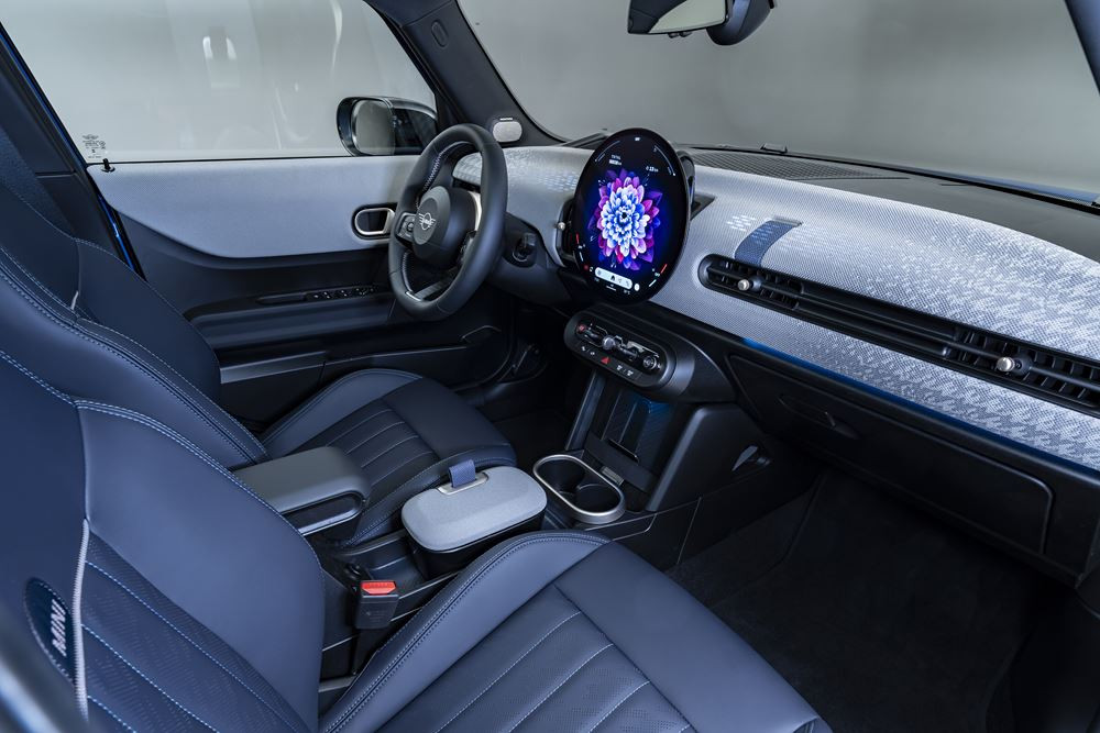 La Mini Cooper cinq portes permet une accessibilité aux places arrière plus aisée