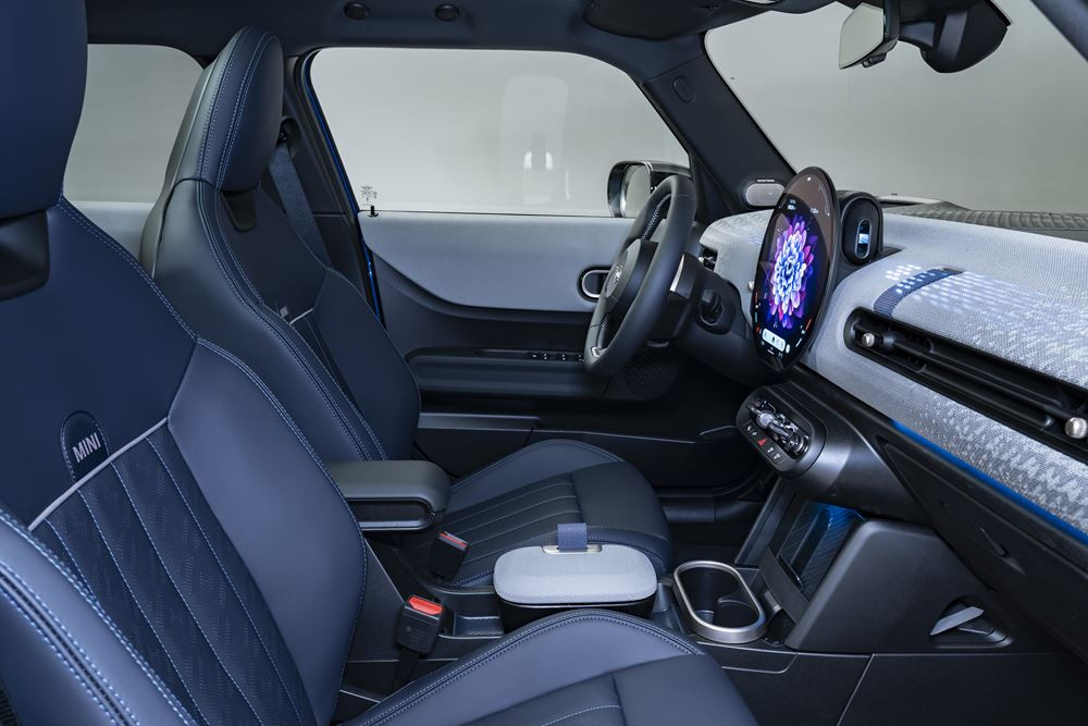 La Mini Cooper cinq portes permet une accessibilité aux places arrière plus aisée