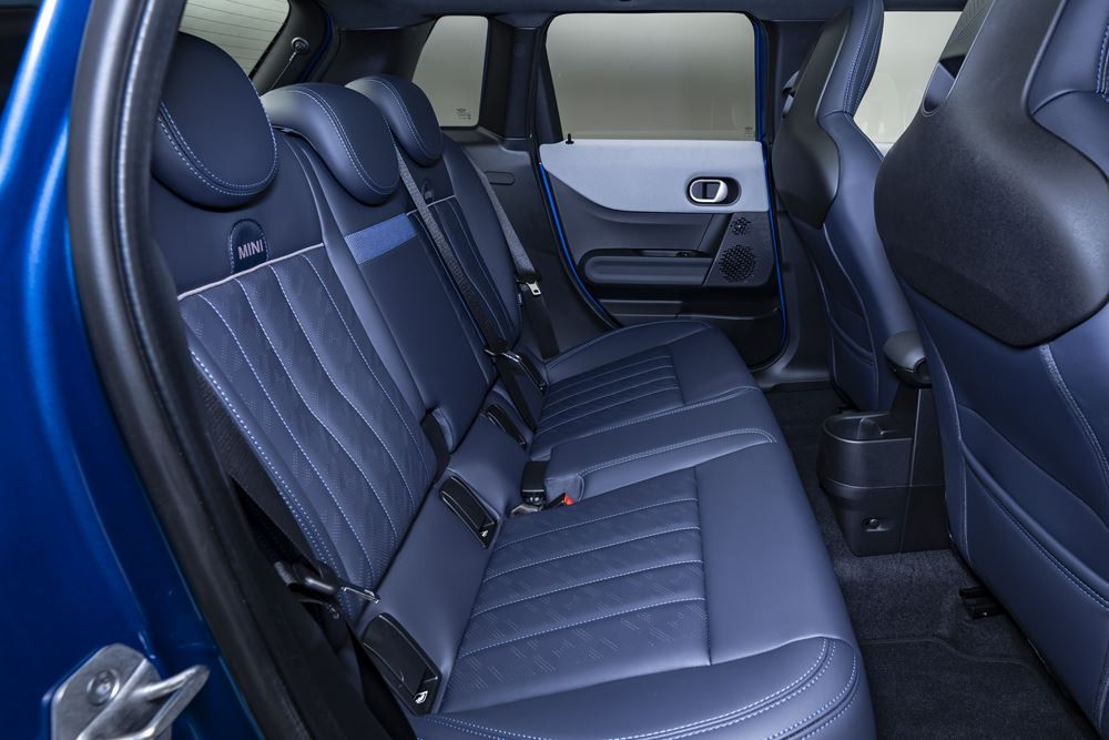 La Mini Cooper cinq portes permet une accessibilité aux places arrière plus aisée