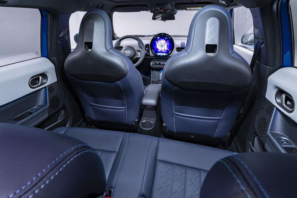 La Mini Cooper cinq portes permet une accessibilité aux places arrière plus aisée