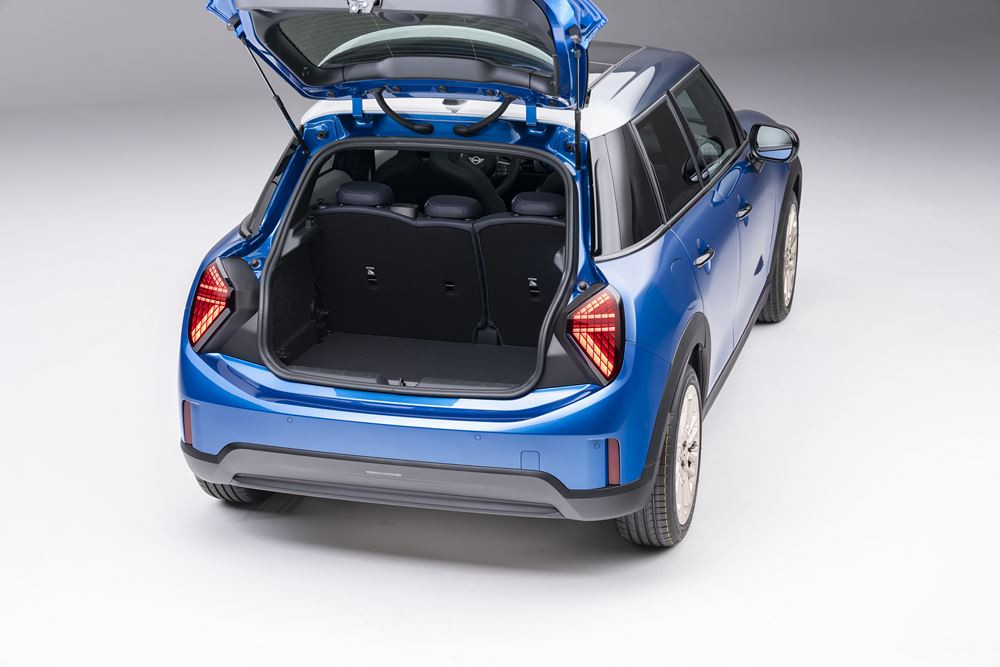 La Mini Cooper cinq portes permet une accessibilité aux places arrière plus aisée