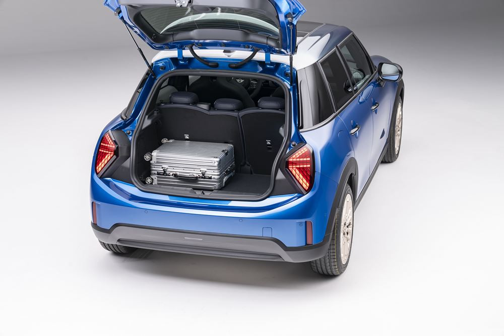 La Mini Cooper cinq portes permet une accessibilité aux places arrière plus aisée