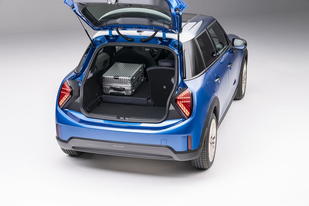 La Mini Cooper cinq portes permet une accessibilité aux places arrière plus aisée
