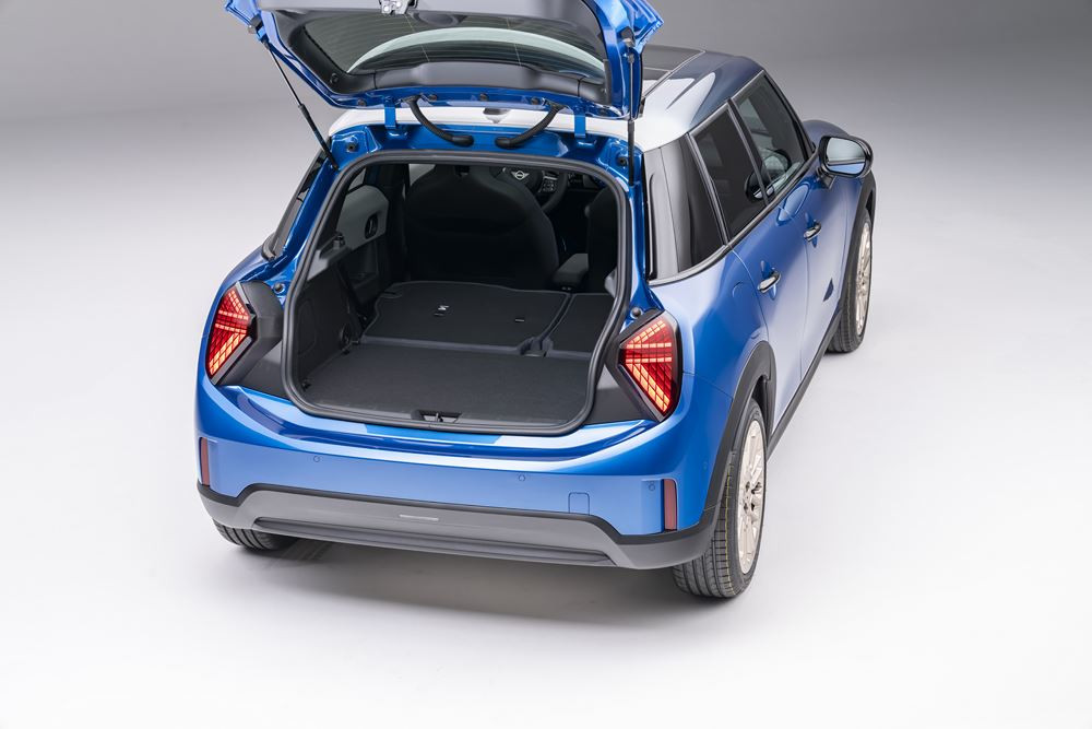 La Mini Cooper cinq portes permet une accessibilité aux places arrière plus aisée