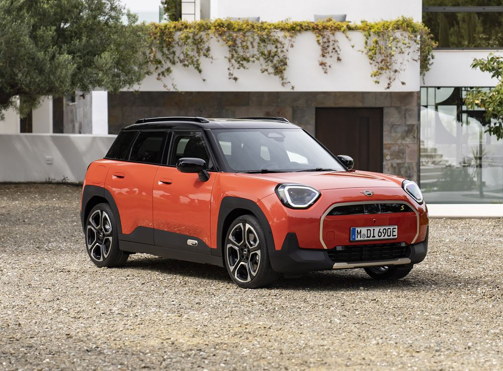 Le crossover urbain électrique Mini Aceman propose cinq places et un coffre de 300 litres
