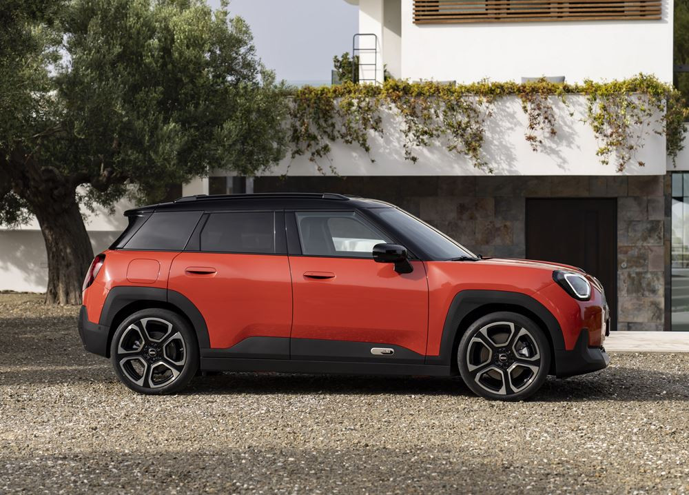 Le crossover urbain électrique Mini Aceman propose cinq places et un coffre de 300 litres