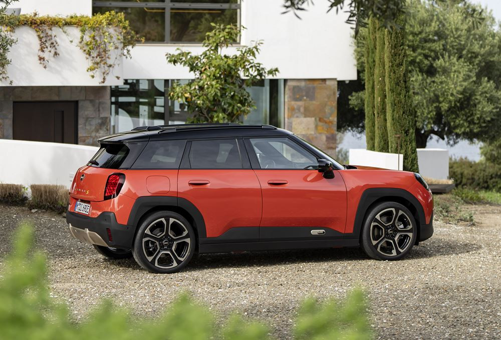 Le crossover urbain électrique Mini Aceman propose cinq places et un coffre de 300 litres