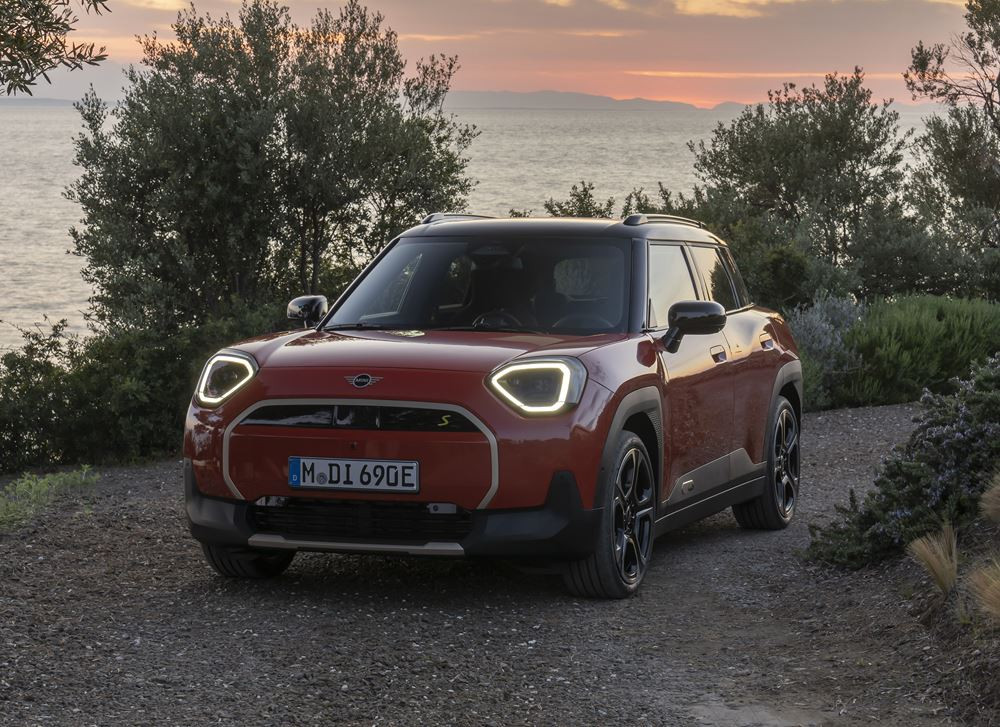 Le crossover urbain électrique Mini Aceman propose cinq places et un coffre de 300 litres