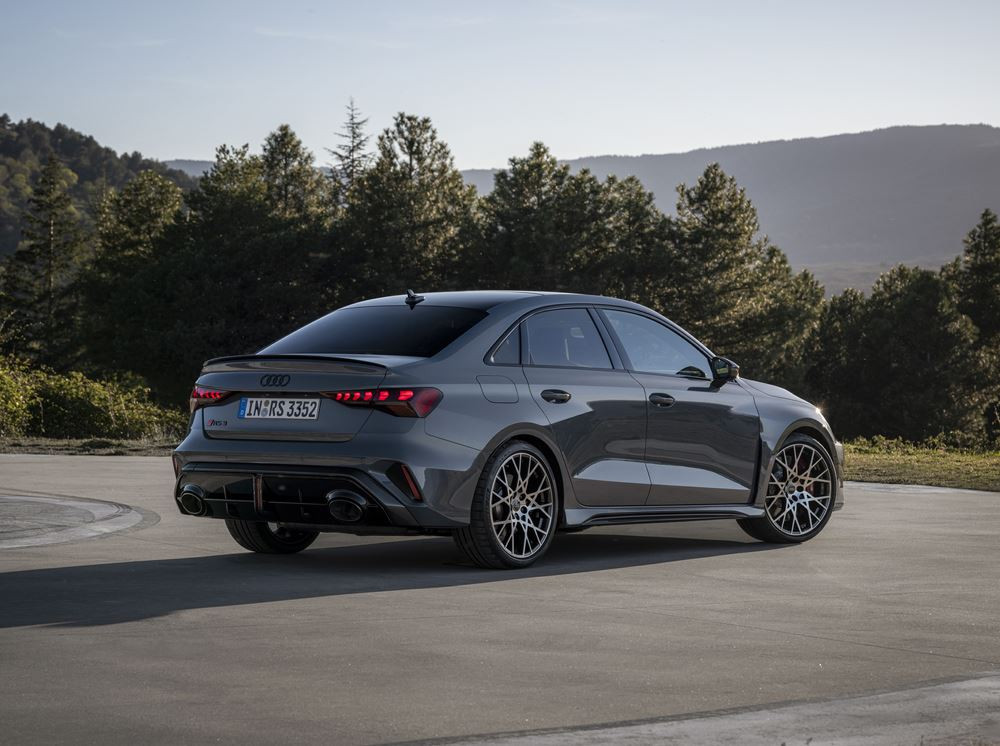 Le modèle compact quatre portes Audi RS 3 Berline devient encore plus sportif