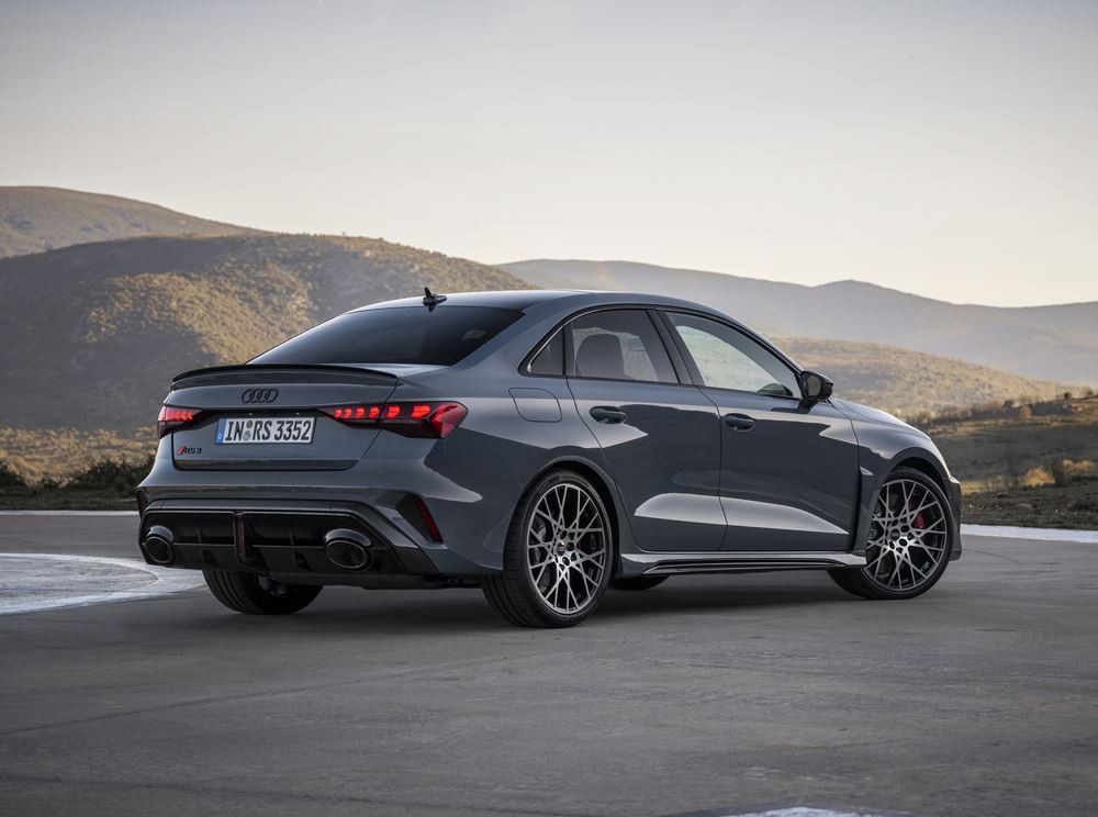 Le modèle compact quatre portes Audi RS 3 Berline devient encore plus sportif