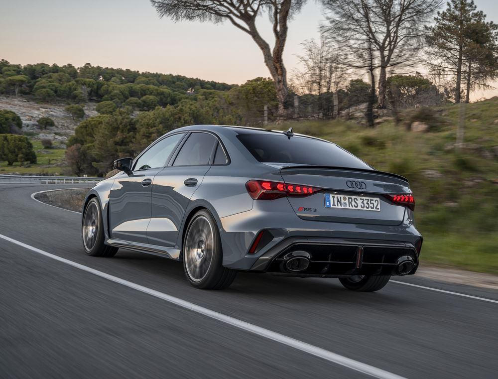 Le modèle compact quatre portes Audi RS 3 Berline devient encore plus sportif