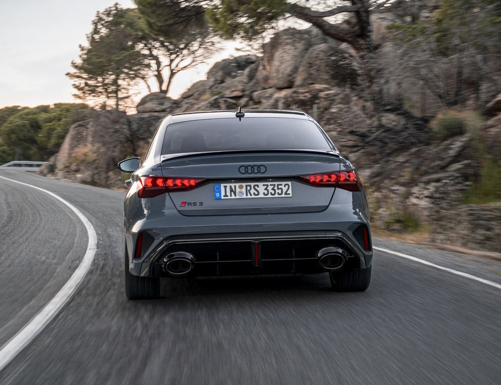 Le modèle compact quatre portes Audi RS 3 Berline devient encore plus sportif