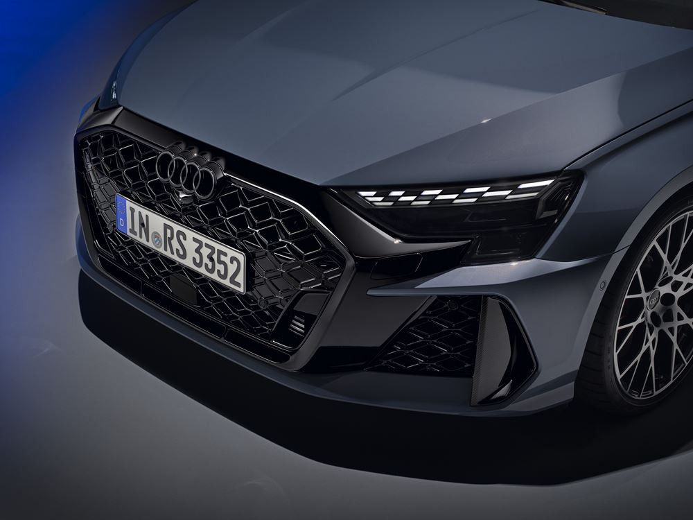 Le modèle compact quatre portes Audi RS 3 Berline devient encore plus sportif