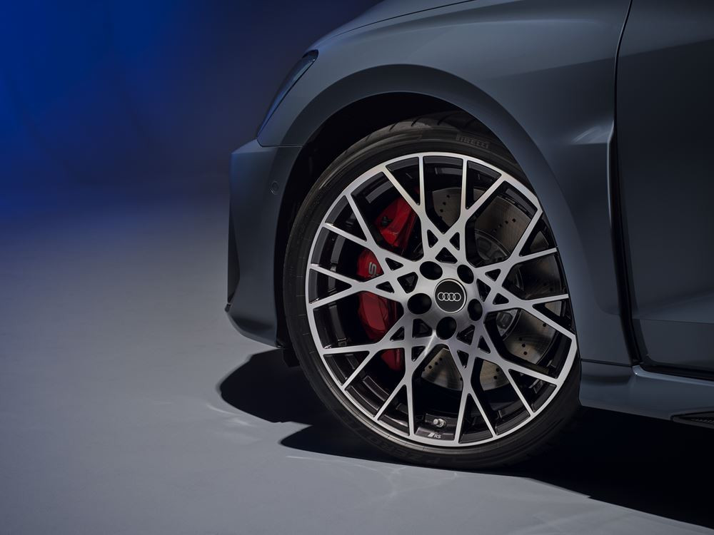 Le modèle compact quatre portes Audi RS 3 Berline devient encore plus sportif