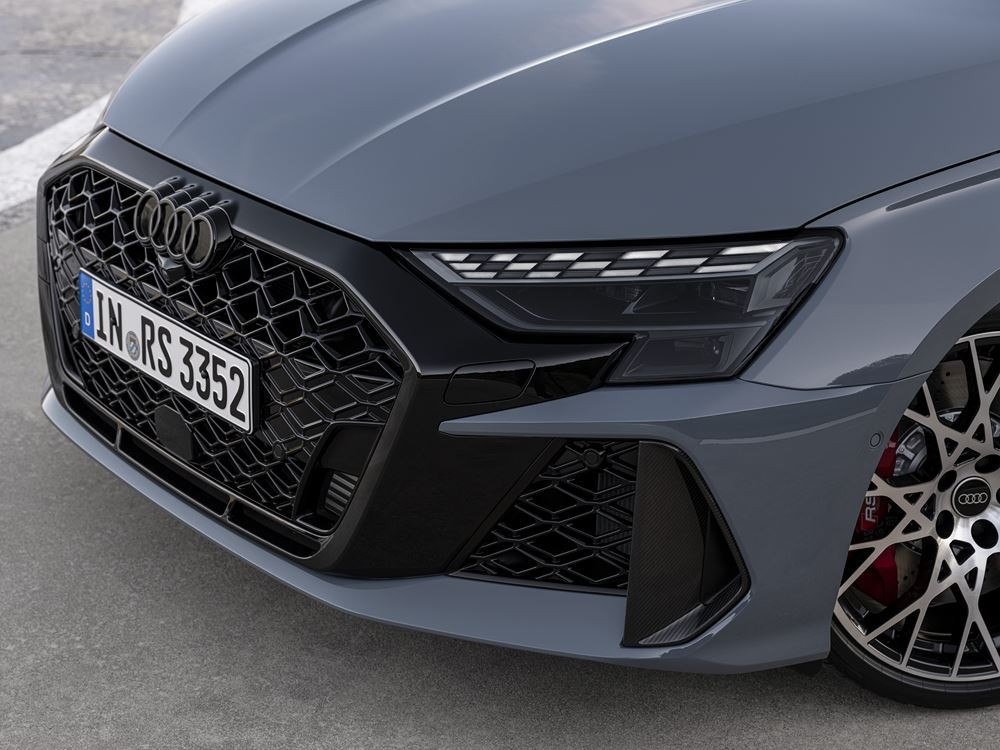 Le modèle compact quatre portes Audi RS 3 Berline devient encore plus sportif