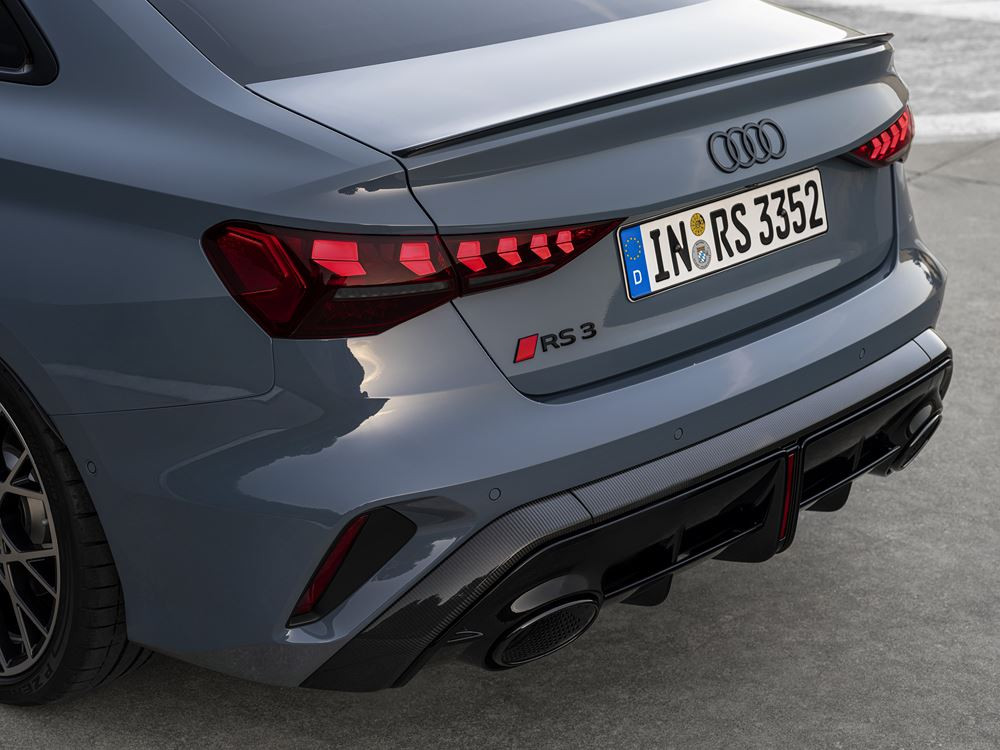 Le modèle compact quatre portes Audi RS 3 Berline devient encore plus sportif