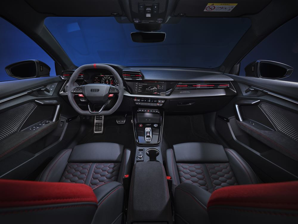 Le modèle compact quatre portes Audi RS 3 Berline devient encore plus sportif