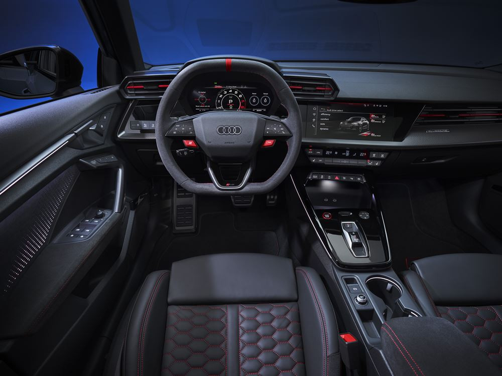 Le modèle compact quatre portes Audi RS 3 Berline devient encore plus sportif