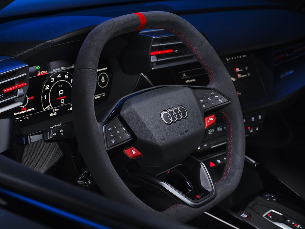 Le modèle compact quatre portes Audi RS 3 Berline devient encore plus sportif