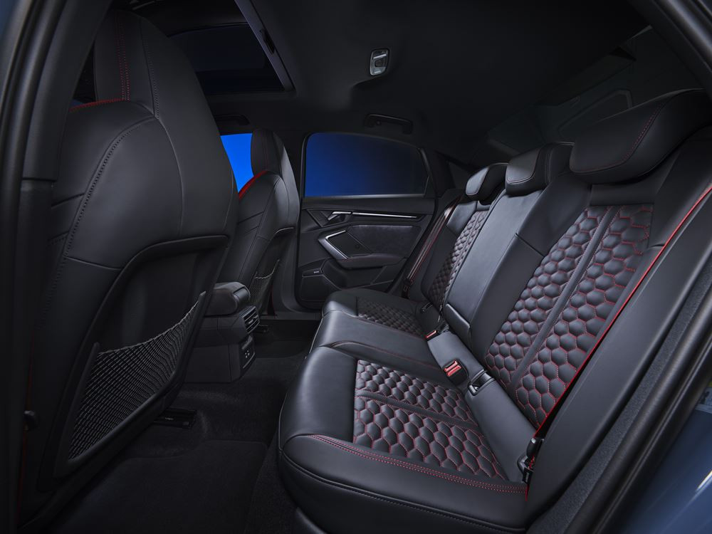 Le modèle compact quatre portes Audi RS 3 Berline devient encore plus sportif