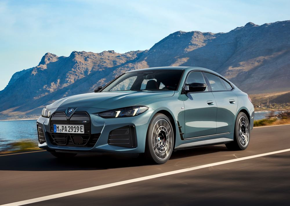 Le coupé à quatre portes électrique BMW i4 bénéficie d'un design subtilement repensé
