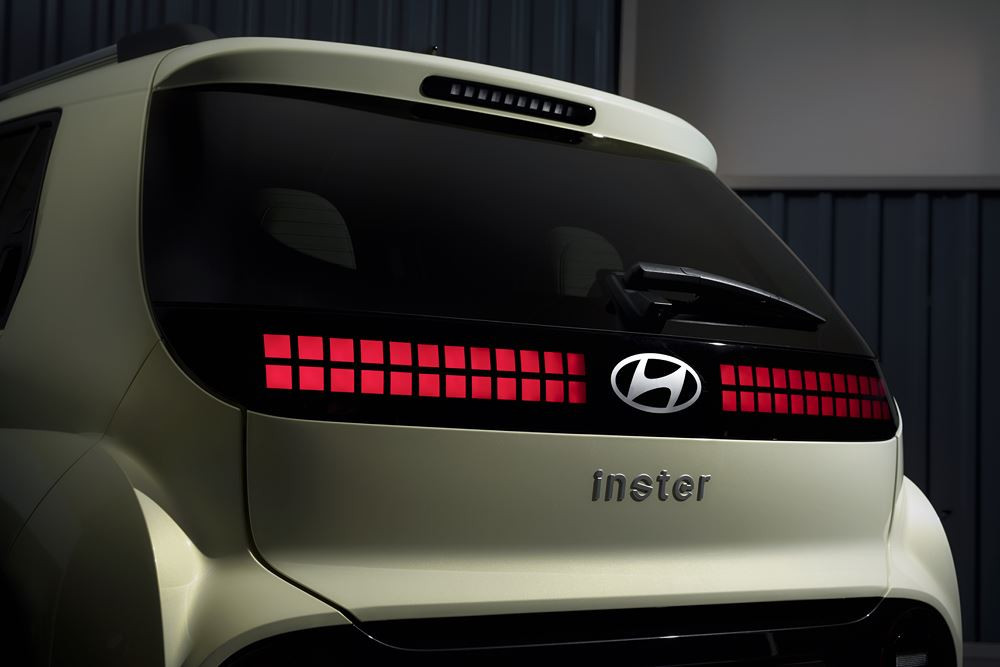 Le mini SUV urbain électrique Hyundai Inster affiche un profil de SUV robuste