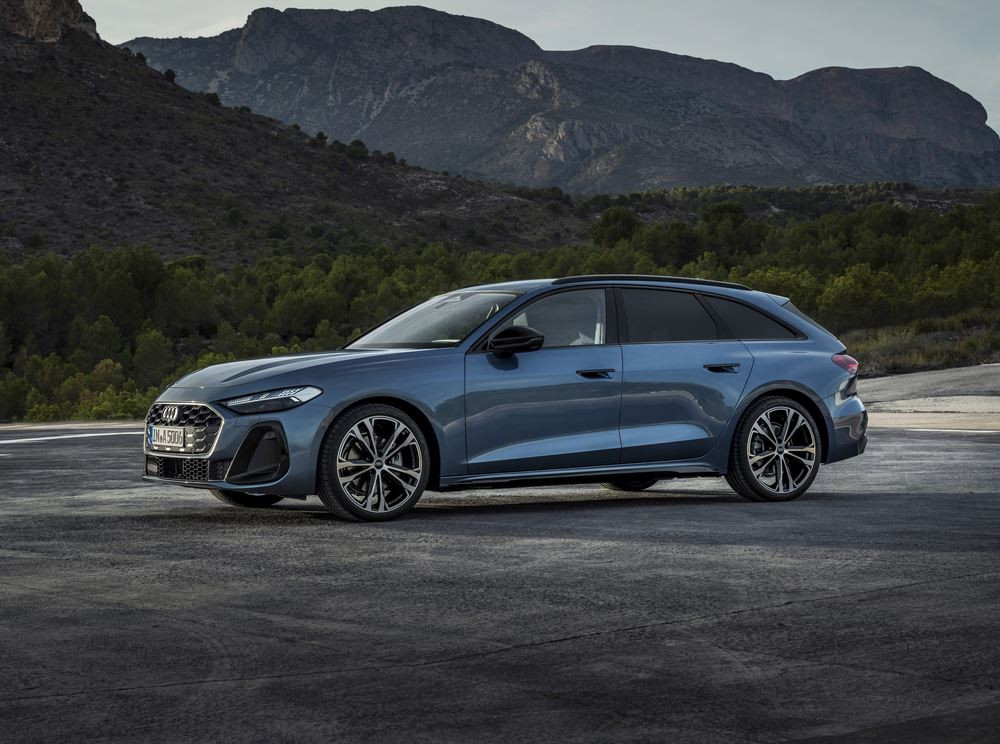La ligne de toit dynamique de l'Audi A5 Avant recouvre une lunette arrière plate