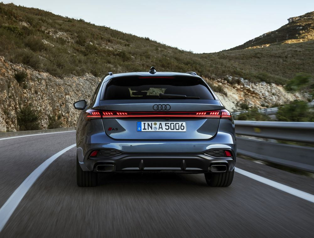 La ligne de toit dynamique de l'Audi A5 Avant recouvre une lunette arrière plate