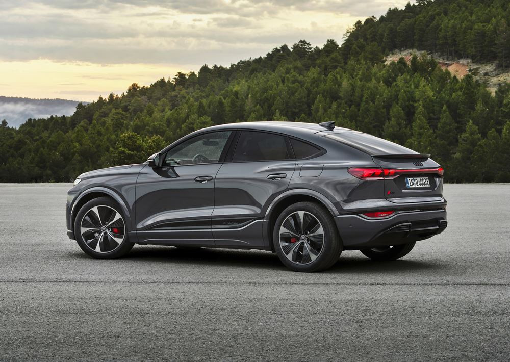 L'Audi Q6 Sportback e-tron électrique se singularise par un arrière dynamique