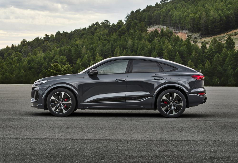 L'Audi Q6 Sportback e-tron électrique se singularise par un arrière dynamique