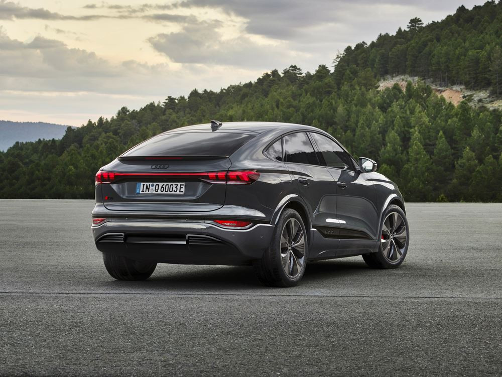 L'Audi Q6 Sportback e-tron électrique se singularise par un arrière dynamique