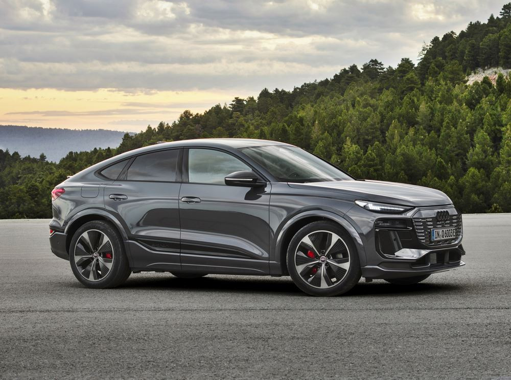 L'Audi Q6 Sportback e-tron électrique se singularise par un arrière dynamique