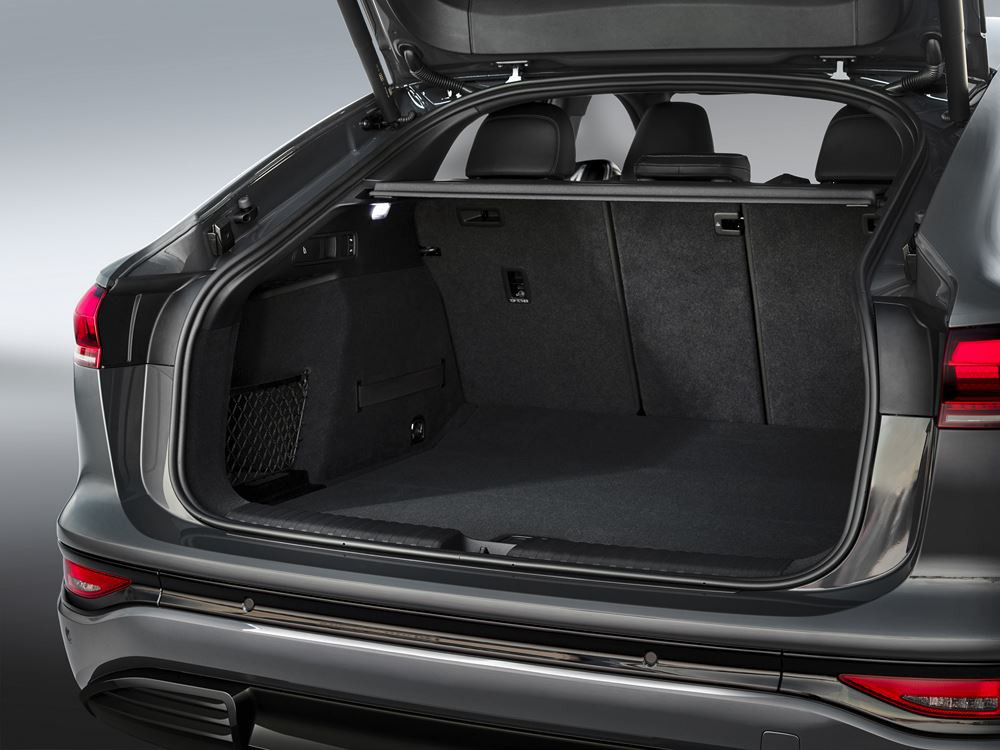 L'Audi Q6 Sportback e-tron électrique se singularise par un arrière dynamique