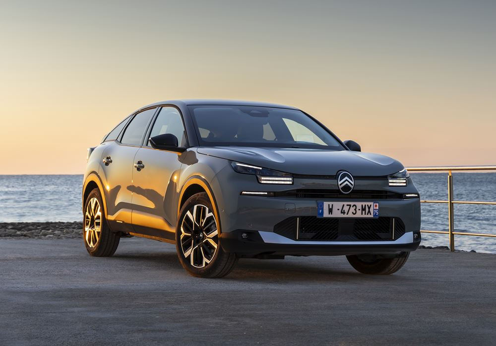La berline compacte surélevée Citroën C4 affiche une face avant plus moderne