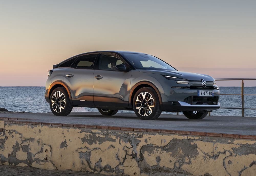 La berline compacte surélevée Citroën C4 affiche une face avant plus moderne