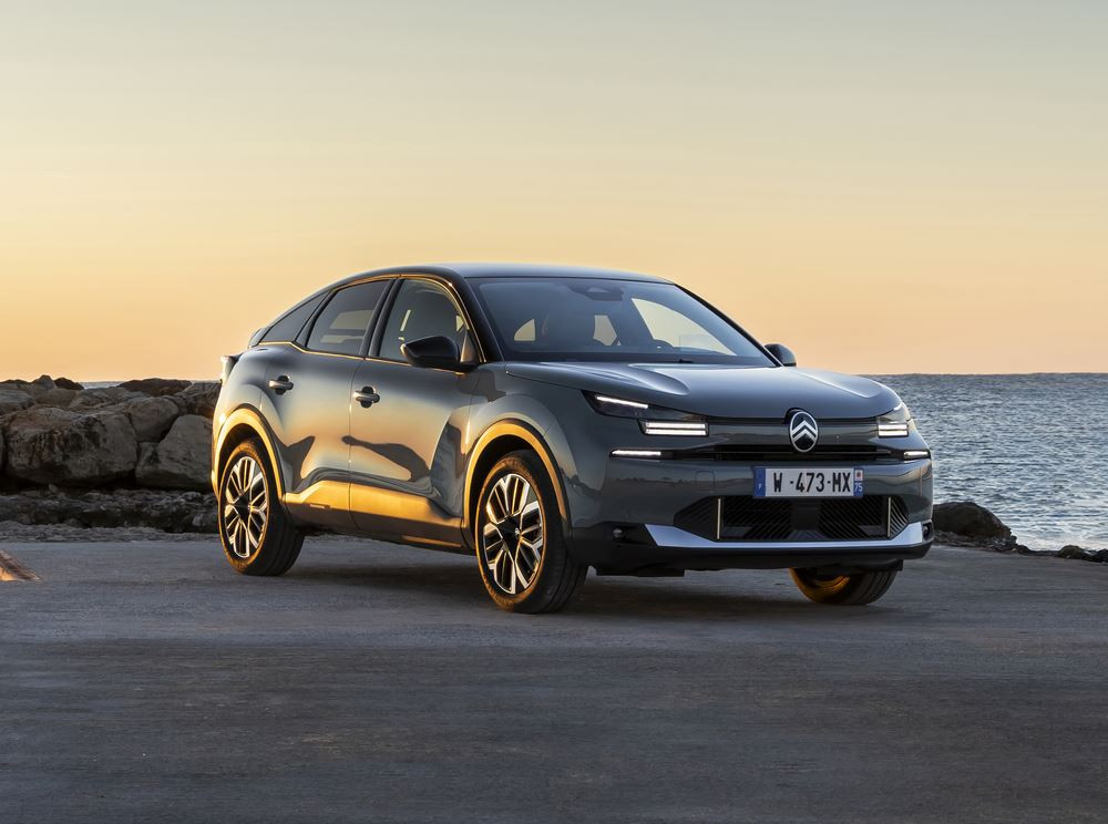 La berline compacte surélevée Citroën C4 affiche une face avant plus moderne