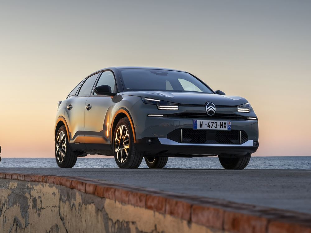 La berline compacte surélevée Citroën C4 affiche une face avant plus moderne