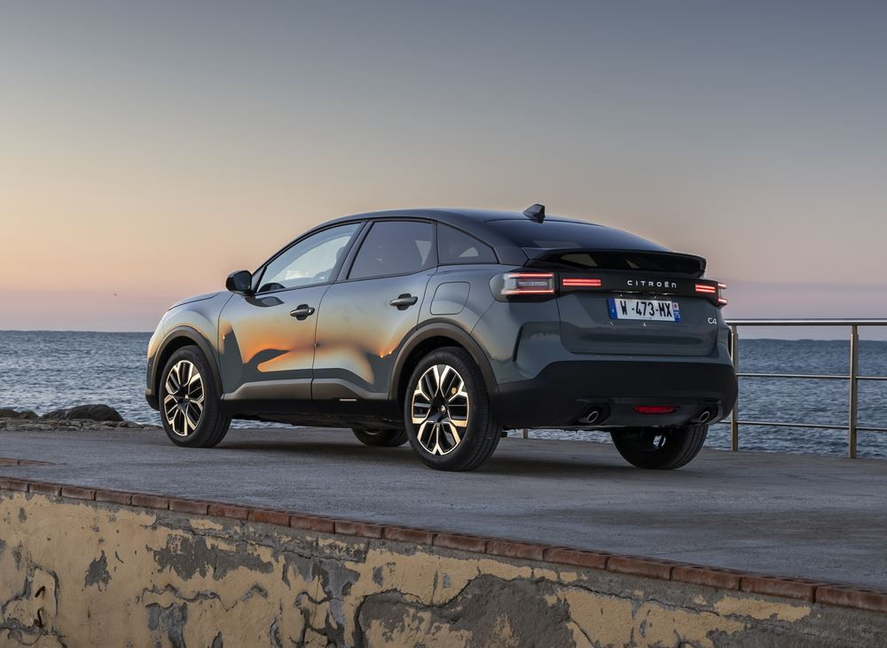 La berline compacte surélevée Citroën C4 affiche une face avant plus moderne