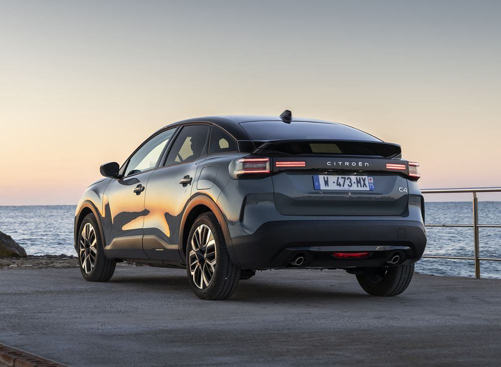 La berline compacte surélevée Citroën C4 affiche une face avant plus moderne
