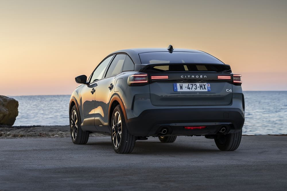 La berline compacte surélevée Citroën C4 affiche une face avant plus moderne