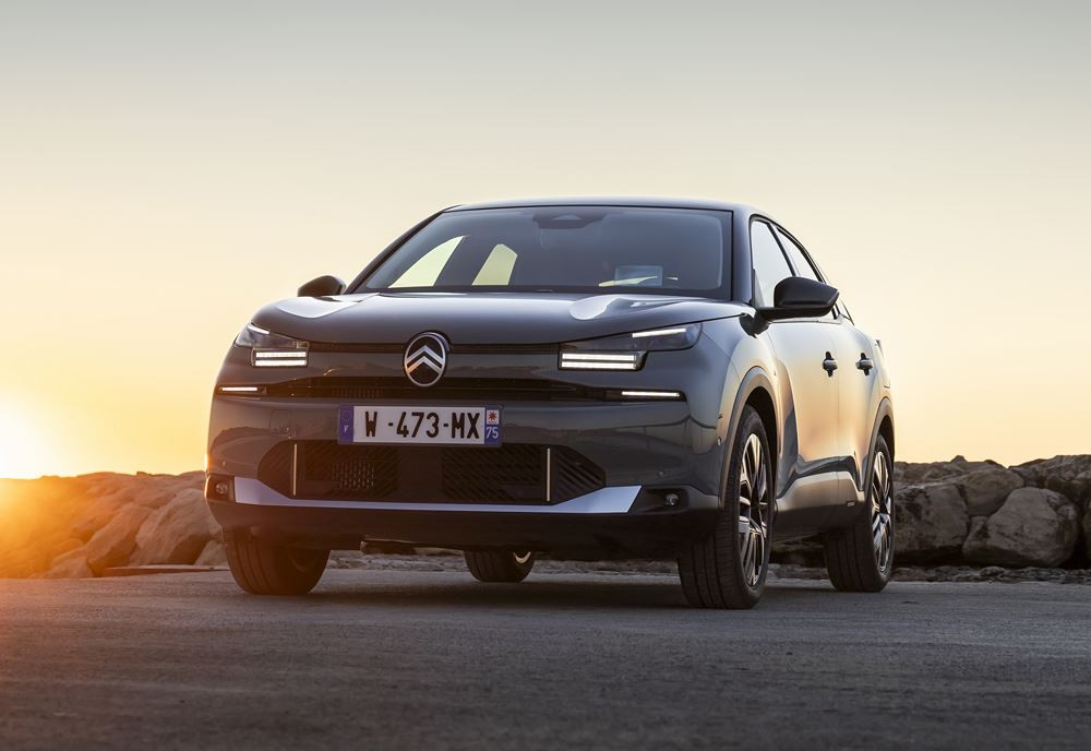 La berline compacte surélevée Citroën C4 affiche une face avant plus moderne