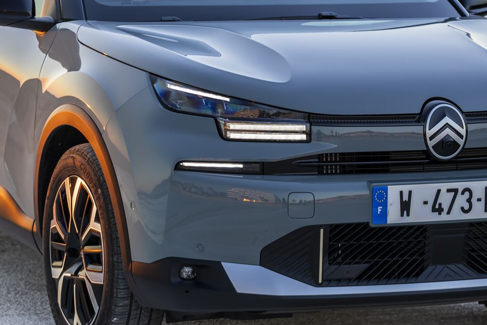 La berline compacte surélevée Citroën C4 affiche une face avant plus moderne