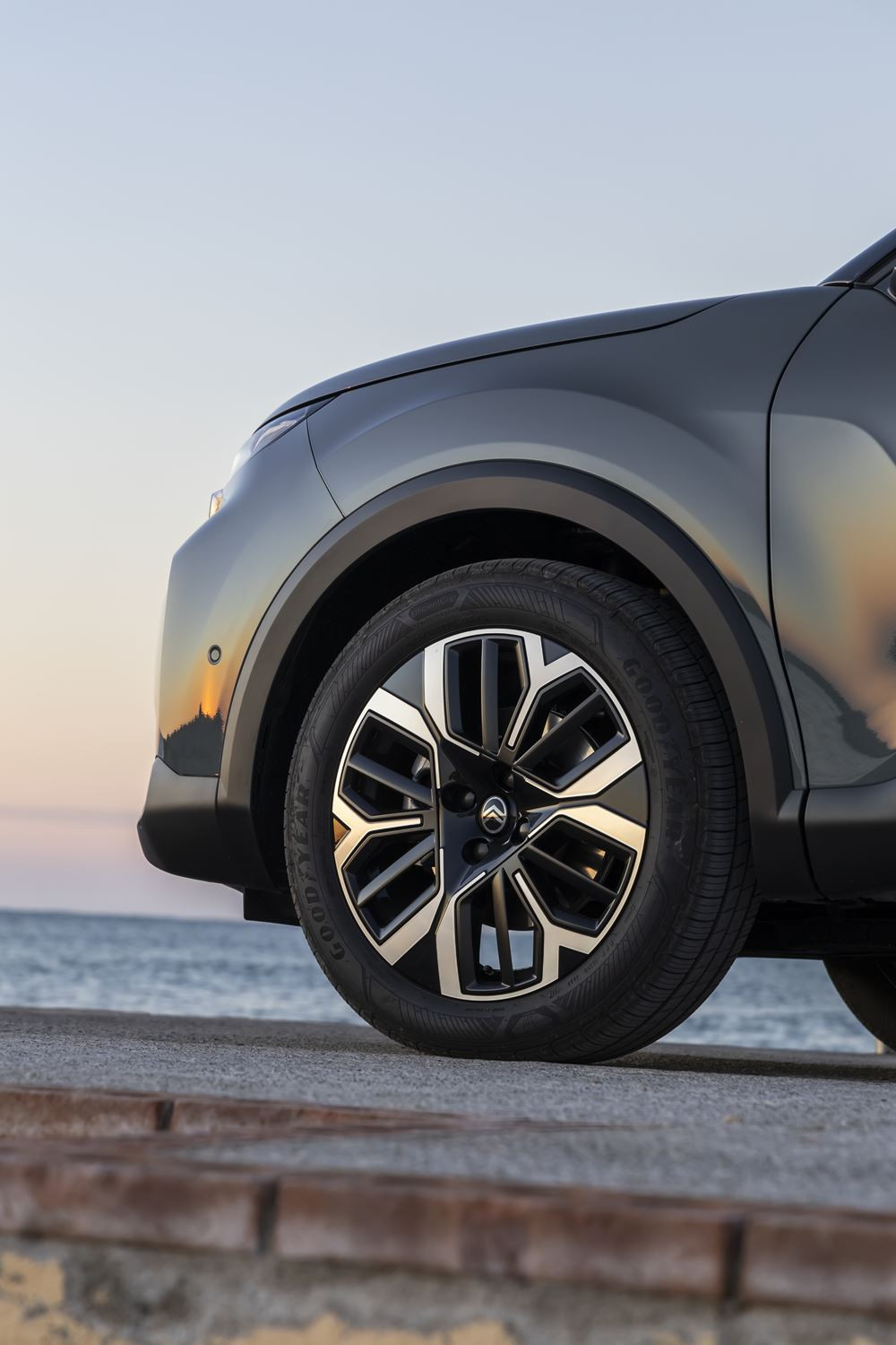 La berline compacte surélevée Citroën C4 affiche une face avant plus moderne