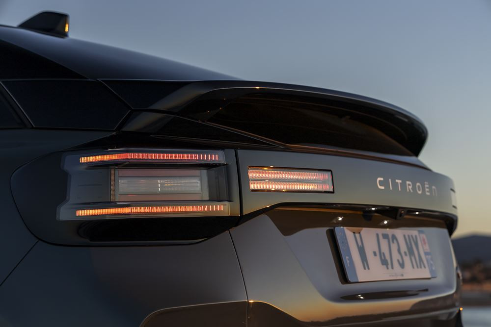 La berline compacte surélevée Citroën C4 affiche une face avant plus moderne