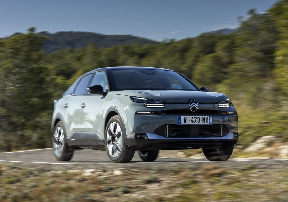 La berline compacte surélevée Citroën C4 affiche une face avant plus moderne
