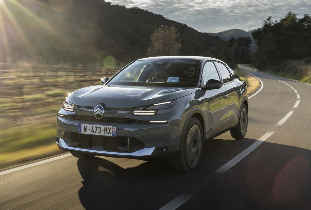 La berline compacte surélevée Citroën C4 affiche une face avant plus moderne