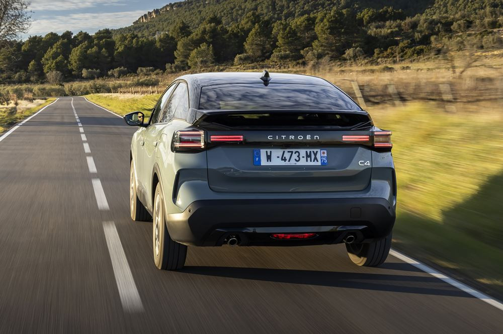 La berline compacte surélevée Citroën C4 affiche une face avant plus moderne
